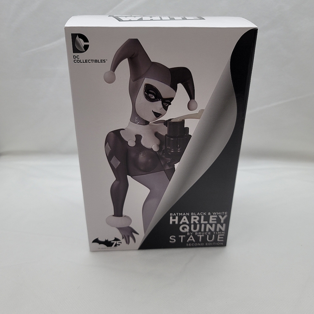 DC Comics Collectibles 75th Anniversary Batman Black & White Harley Quinn Statue